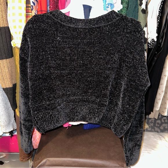 Black V-Neck Chenille Pullover Crop Sweater - Picture 2 of 8